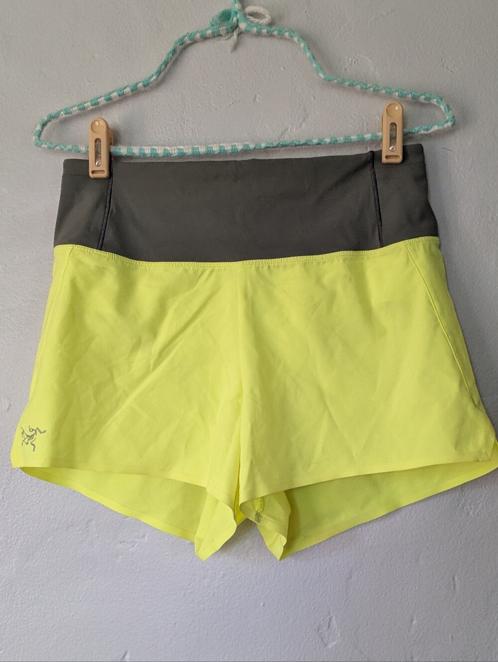 Arc'teryx Essent High-Rise Running Shorts Women's Size 4 Neon Yellow